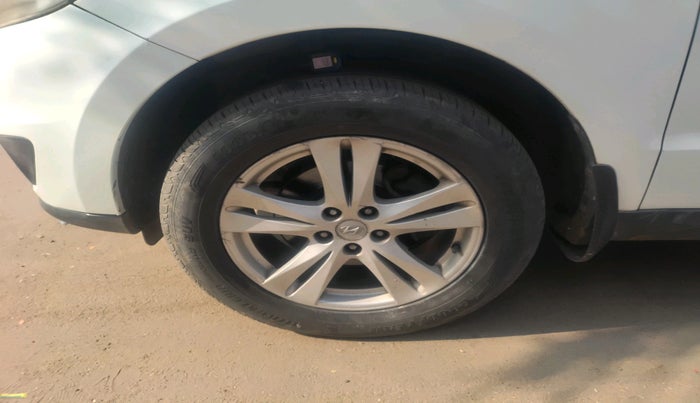 2011 Hyundai Santa Fe 2 WD, Diesel, Manual, 4,18,111 km, tyre