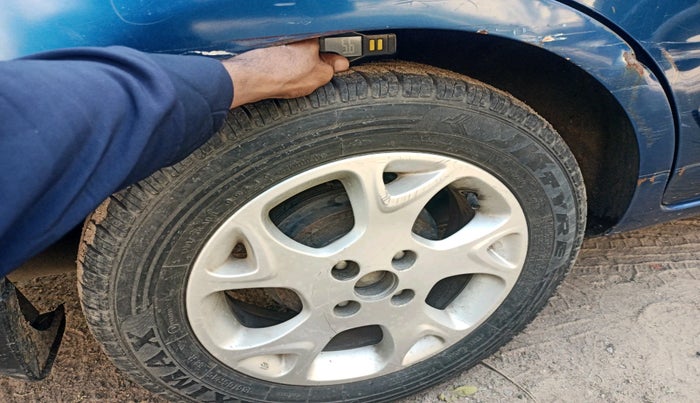 2013 Renault Scala RXL DIESEL, Diesel, Manual, 1,64,460 km, tyre