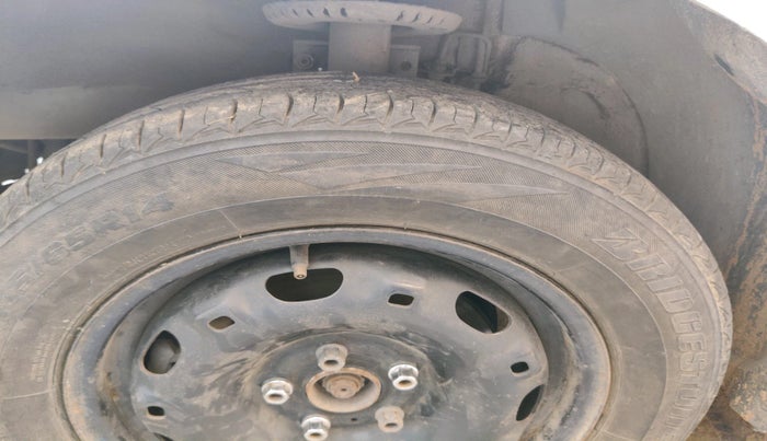 2012 Volkswagen Vento HIGHLINE DIESEL 1.6, Diesel, Manual, 2,30,573 km, tyre