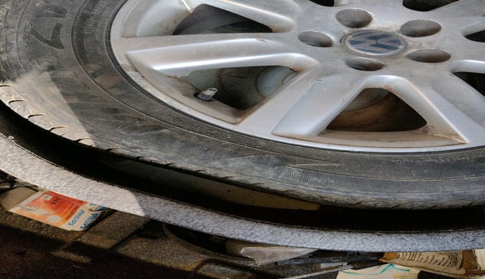 2012 Volkswagen Vento HIGHLINE DIESEL 1.6, Diesel, Manual, 2,30,573 km, tyre