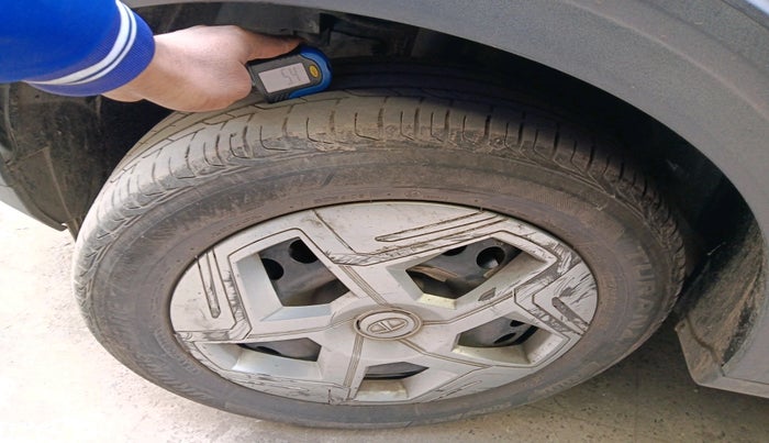 2023 Tata NEXON PURE SUNROOF 1.2 PETROL, Petrol, Manual, 25,460 km, tyre