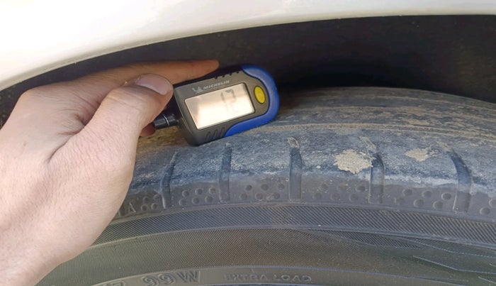 2012 Mercedes Benz E Class E 250 CDI Avantgarde, Diesel, Automatic, 1,53,790 km, tyre