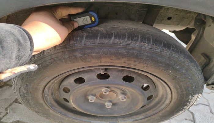 2017 Mahindra Kuv100 K4 D 6 STR, Diesel, Manual, 55,085 km, tyre