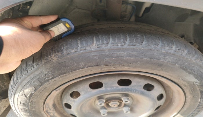 2017 Mahindra Kuv100 K4 D 6 STR, Diesel, Manual, 55,085 km, tyre