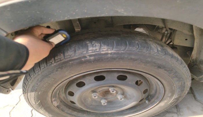 2017 Mahindra Kuv100 K4 D 6 STR, Diesel, Manual, 55,085 km, tyre