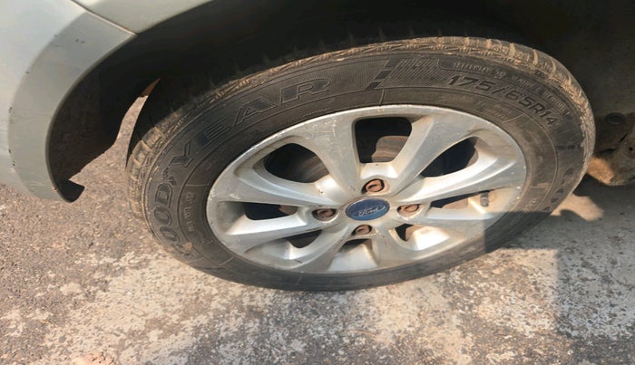 2012 Ford Figo TITANIUM 1.4 DIESEL, Diesel, Manual, 1,19,821 km, tyre