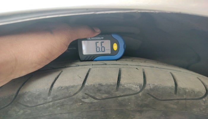 2011 Chevrolet Cruze LTZ AT, Diesel, Automatic, 1,18,219 km, tyre