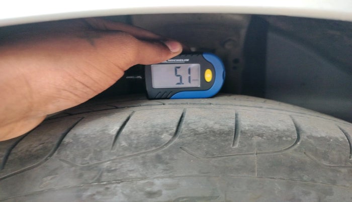 2011 Chevrolet Cruze LTZ AT, Diesel, Automatic, 1,18,219 km, tyre