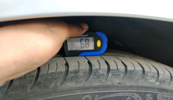 2011 Chevrolet Cruze LTZ AT, Diesel, Automatic, 1,18,219 km, tyre