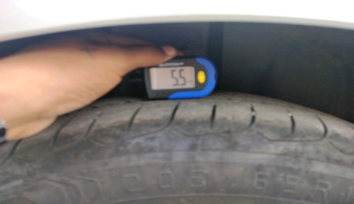 2011 Chevrolet Cruze LTZ AT, Diesel, Automatic, 1,18,219 km, tyre