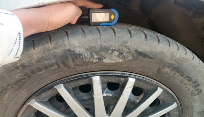 2012 Toyota Innova 2.5 G 8 STR, Diesel, Manual, 1,82,440 km, tyre