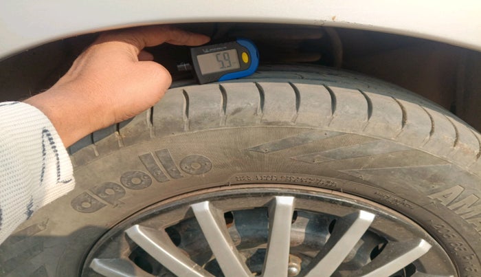 2012 Toyota Innova 2.5 G 8 STR, Diesel, Manual, 1,82,440 km, tyre