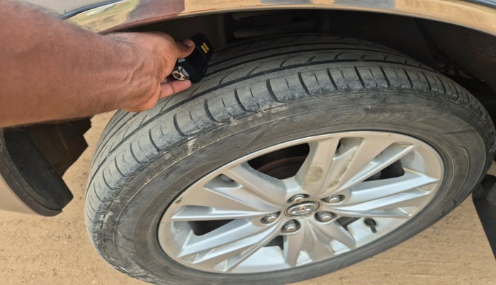 2016 Toyota Innova Crysta 2.8 ZX AT 7 STR, Diesel, Automatic, 2,32,533 km, tyre