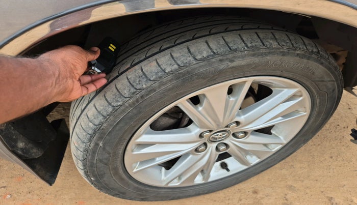 2016 Toyota Innova Crysta 2.8 ZX AT 7 STR, Diesel, Automatic, 2,32,533 km, tyre