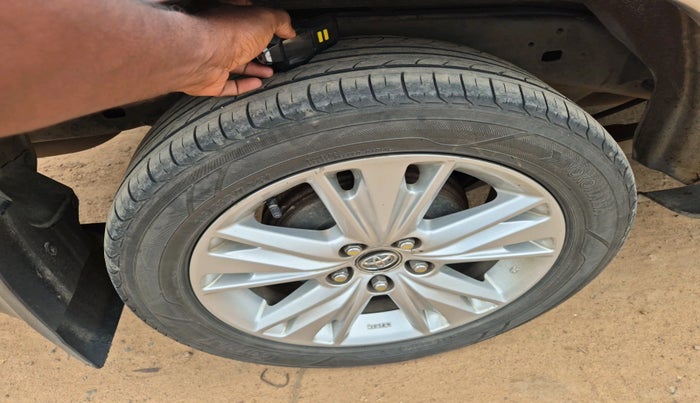 2016 Toyota Innova Crysta 2.8 ZX AT 7 STR, Diesel, Automatic, 2,32,533 km, tyre