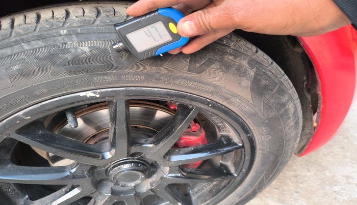 2011 Volkswagen Polo COMFORTLINE 1.2L, Diesel, Manual, 94,172 km, tyre