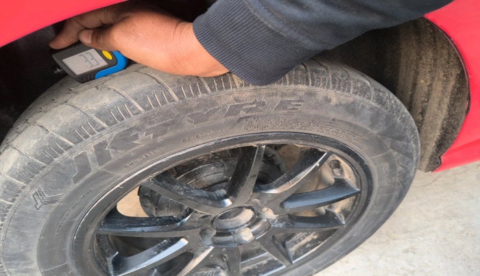 2011 Volkswagen Polo COMFORTLINE 1.2L, Diesel, Manual, 94,172 km, tyre