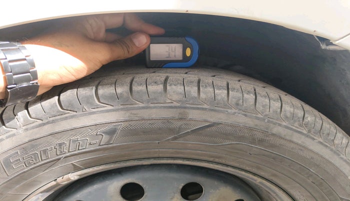 2018 Maruti Dzire VXI, Petrol, Manual, 1,95,984 km, tyre