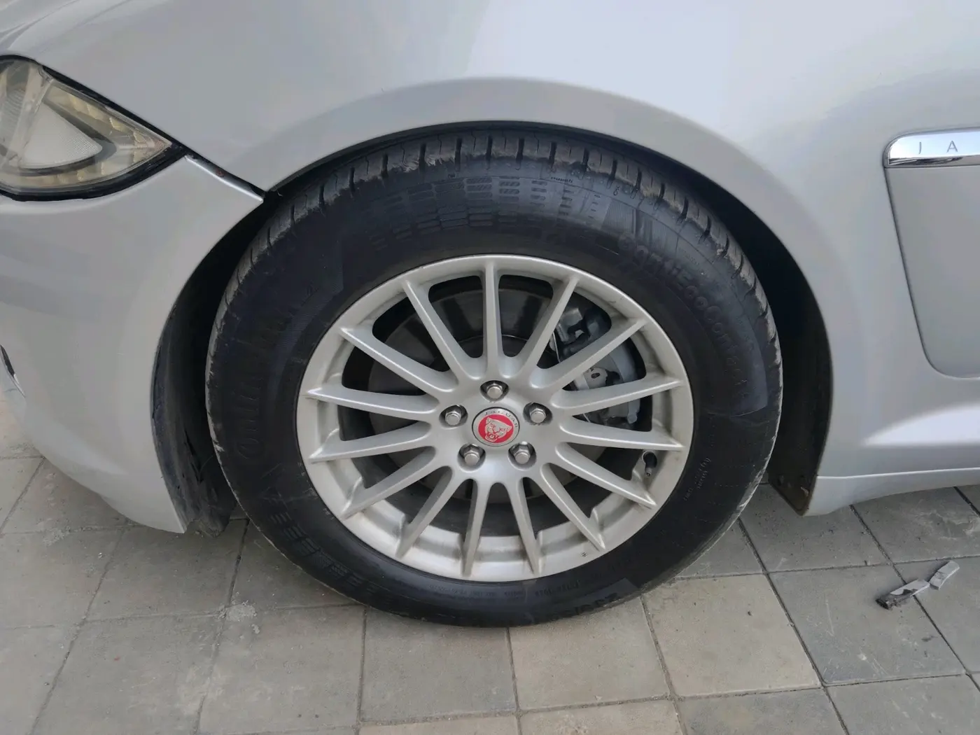 2013 Jaguar XF 2.2 DIESEL LUXURY, Diesel, Automatic, 1,41,200 km, tyre