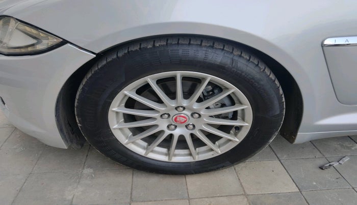 2013 Jaguar XF 2.2 DIESEL LUXURY, Diesel, Automatic, 1,41,200 km, tyre