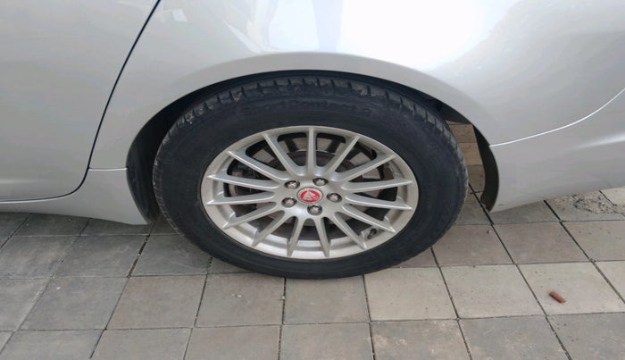 2013 Jaguar XF 2.2 DIESEL LUXURY, Diesel, Automatic, 1,41,200 km, tyre