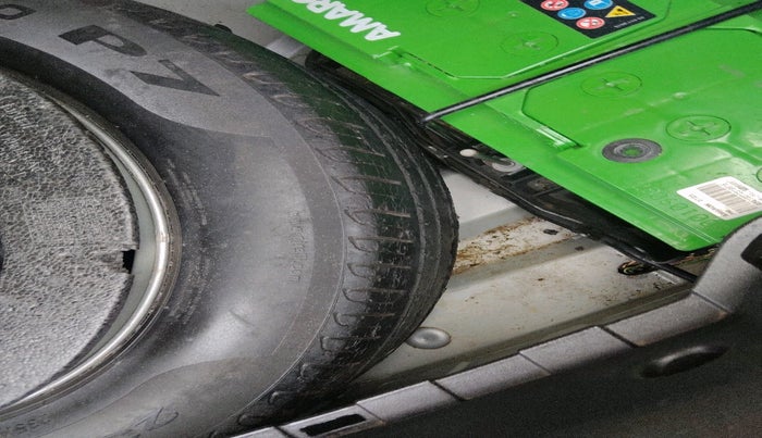 2013 Jaguar XF 2.2 DIESEL LUXURY, Diesel, Automatic, 1,41,200 km, tyre