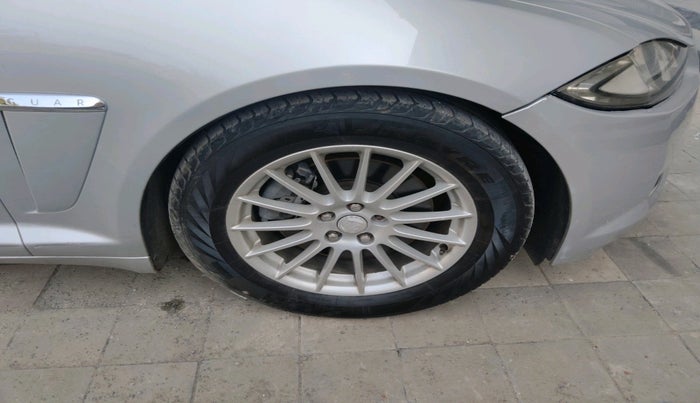 2013 Jaguar XF 2.2 DIESEL LUXURY, Diesel, Automatic, 1,41,200 km, tyre