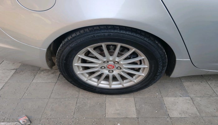 2013 Jaguar XF 2.2 DIESEL LUXURY, Diesel, Automatic, 1,41,200 km, tyre