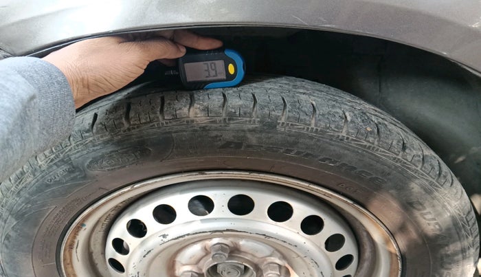 2012 Honda Brio E MT, Petrol, Manual, 1,17,445 km, tyre