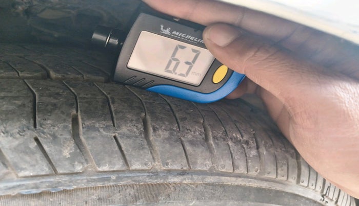 2013 Hyundai i20 MAGNA (O) 1.2, Petrol, Manual, 1,74,292 km, tyre