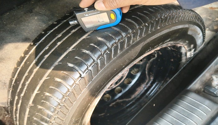 2013 Hyundai i20 MAGNA (O) 1.2, Petrol, Manual, 1,74,292 km, tyre