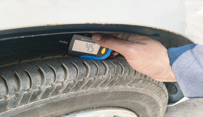 2013 Hyundai i20 MAGNA (O) 1.2, Petrol, Manual, 1,74,292 km, tyre