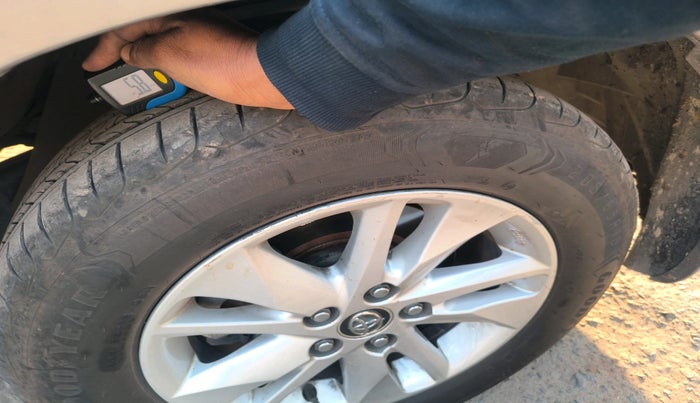 2019 Toyota Innova Crysta 2.4 GX 8 STR, Diesel, Manual, 99,587 km, tyre