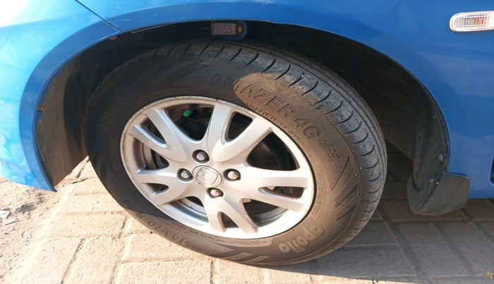 2013 Honda Brio V MT, Petrol, Manual, 1,04,827 km, tyre