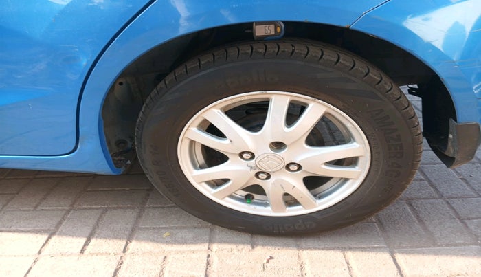 2013 Honda Brio V MT, Petrol, Manual, 1,04,827 km, tyre