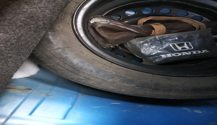 2013 Honda Brio V MT, Petrol, Manual, 1,04,827 km, tyre