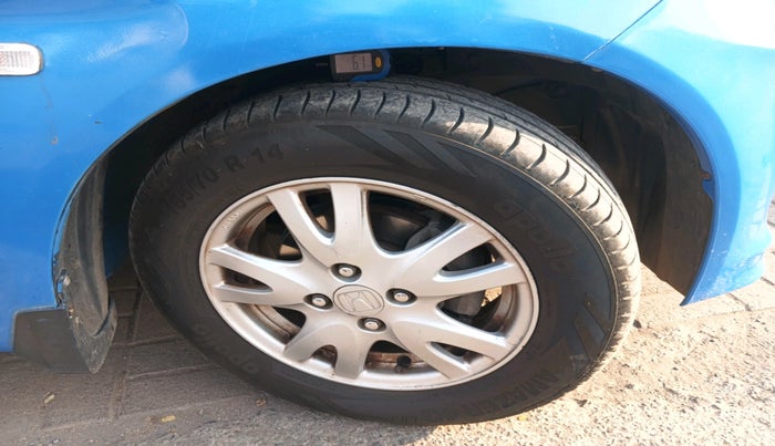 2013 Honda Brio V MT, Petrol, Manual, 1,04,827 km, tyre