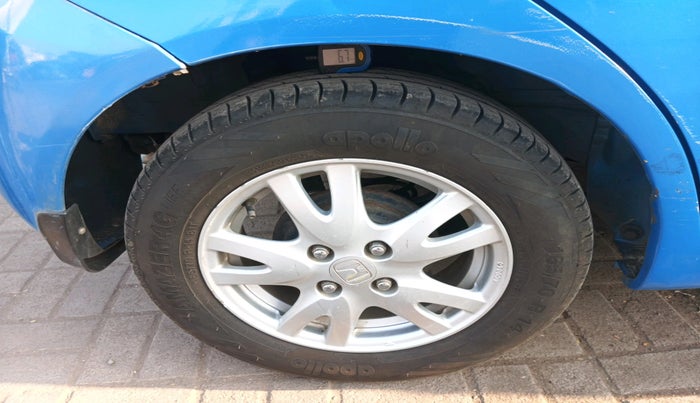 2013 Honda Brio V MT, Petrol, Manual, 1,04,827 km, tyre