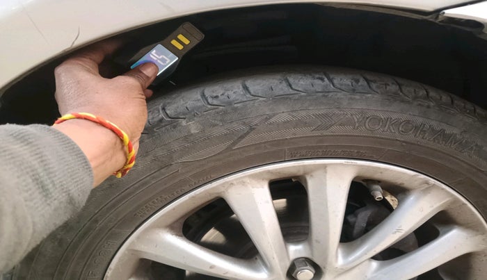 2011 Toyota Etios V, Petrol, Manual, 1,98,190 km, tyre