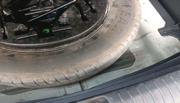 2016 Hyundai Creta SX 1.6 DIESEL, Diesel, Manual, 2,13,916 km, tyre