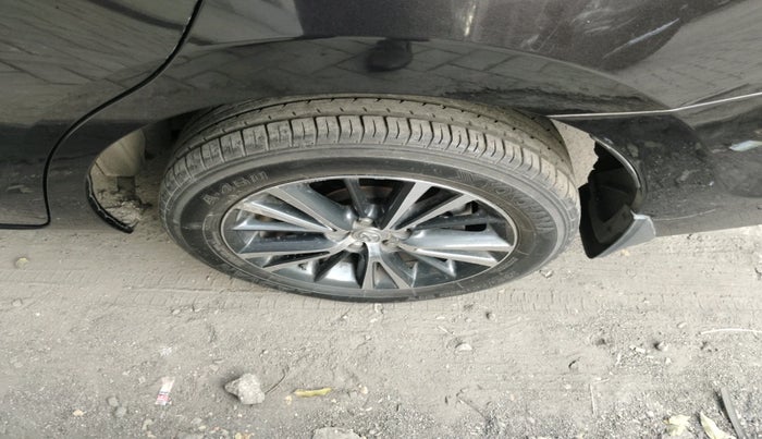 2017 Toyota Corolla Altis GL PETROL, Petrol, Manual, 17,227 km, tyre