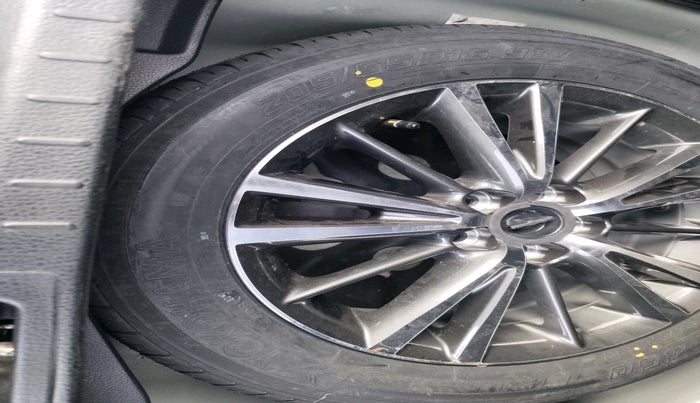 2017 Toyota Corolla Altis GL PETROL, Petrol, Manual, 17,227 km, tyre