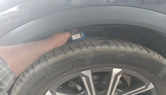 2022 Mahindra XUV700 AX 7 LUXURY D AWD AT 7 STR, Diesel, Automatic, 85,545 km, tyre