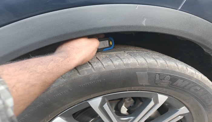 2022 Mahindra XUV700 AX 7 LUXURY D AWD AT 7 STR, Diesel, Automatic, 85,545 km, tyre