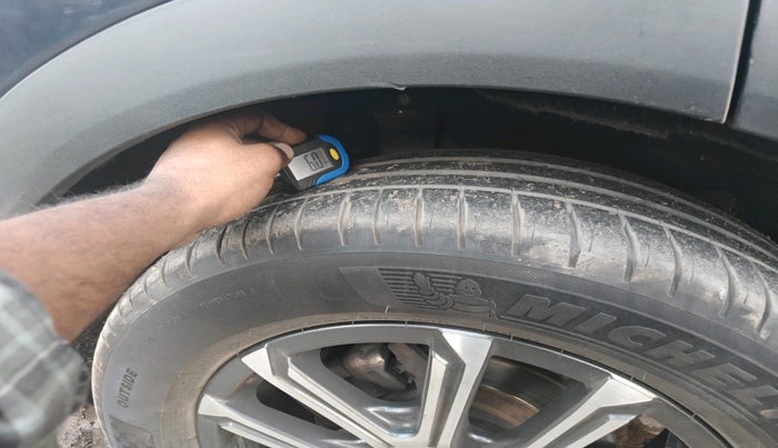 2022 Mahindra XUV700 AX 7 LUXURY D AWD AT 7 STR, Diesel, Automatic, 85,545 km, tyre