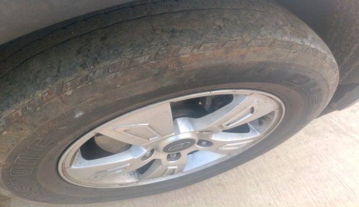 2014 Mahindra XUV500 W8, Diesel, Manual, 2,19,747 km, tyre