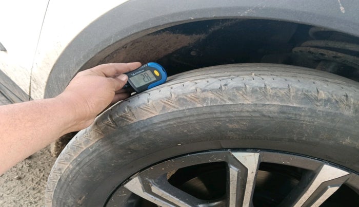 2023 Mahindra XUV700 AX 7 LUXURY D AT 7 STR, Diesel, Automatic, 1,04,251 km, tyre