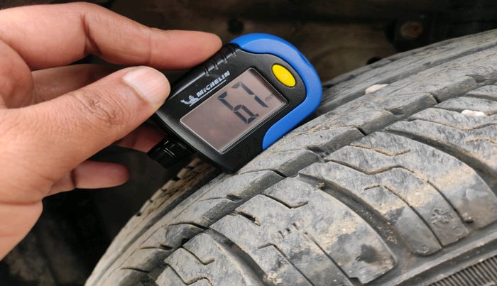 2017 Maruti Swift VXI, Petrol, Manual, 1,05,690 km, tyre