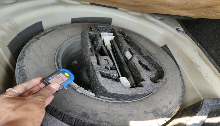 2012 Volkswagen Vento HIGHLINE DIESEL 1.6, Diesel, Manual, 80,132 km, tyre