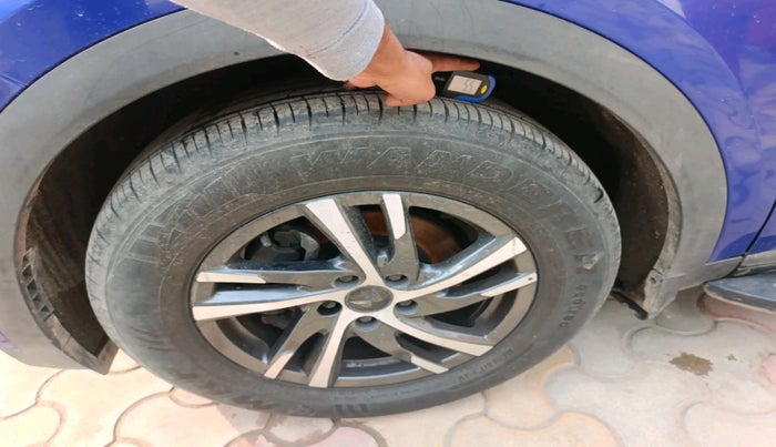 2022 Mahindra XUV700 AX 5 P MT 7 STR, Petrol, Manual, 27,166 km, tyre